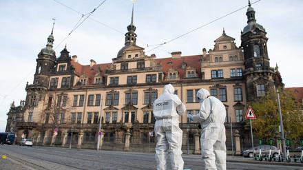 Zwei Mitarbeiter der Spurensicherung stehen im November 2019 vor dem Residenzschloss mit dem Grünen Gewölbe.