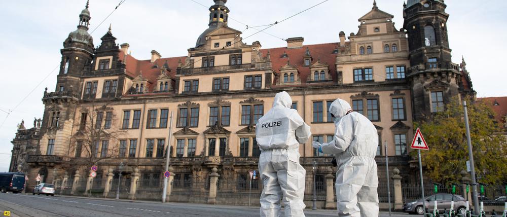Zwei Mitarbeiter der Spurensicherung stehen im November 2019 vor dem Residenzschloss mit dem Grünen Gewölbe.