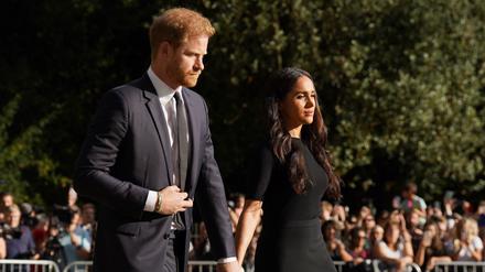 Der britische Prinz Harry, Herzog von Sussex, und seine Frau Meghan, Herzogin von Sussex, treffen nach dem Tod der britischen Königin Elizabeth II. auf Schloss Windsor mit der Öffentlichkeit zusammen. 