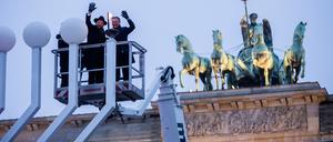 Christian Lindner (FDP, r.), Bundesminister der Finanzen, und Rabbiner Yehuda Teichtal, Vorsitzender des Chabad Jüdischen Bildungszentrums, entzünden das erste Licht am Chanukka-Leuchter vor dem Brandenburger Tor.