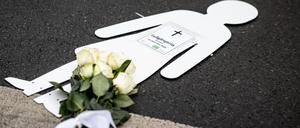 18.12.2022, Berlin: Ein weißer Umriss einer Person liegt bei der Mahnwache für die getötete 15-jährige Fußgängerin von VCD Nordost, ADFC Berlin, Changing Cities und FUSS e.V. am Unglücksort. Zwei Mädchen im Alter von 14 und 15 Jahren wurden am 10.12. in Steglitz in der Leonorenstraße von einem Doppeldecker-Bus überfahren. Foto: Fabian Sommer/dpa +++ dpa-Bildfunk +++