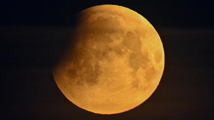 Eine Mondfinsternis im Mai 2022, fotografiert in Jacobsdorf in Brandenburg.