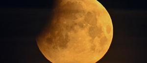 Eine Mondfinsternis im Mai 2022, fotografiert in Jacobsdorf in Brandenburg.