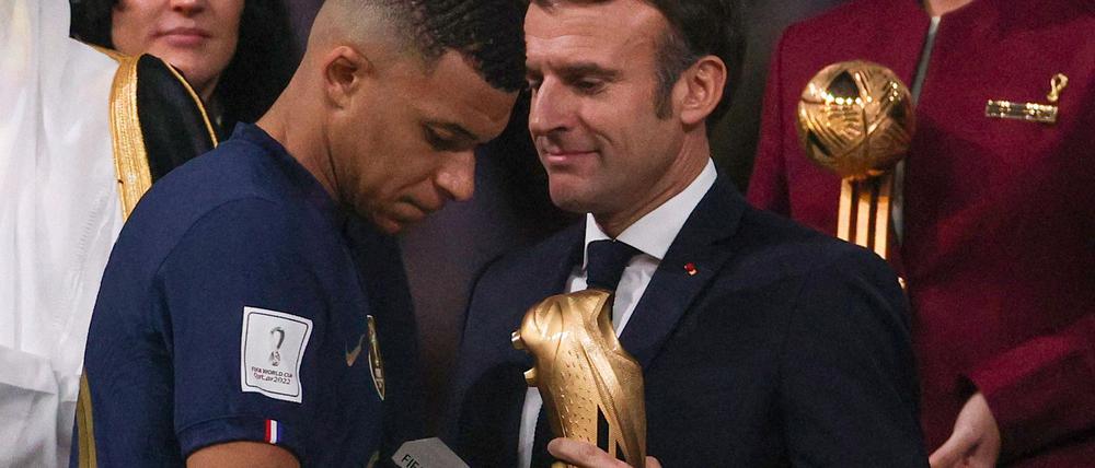 Kylian Mbappé und Frankreichs Staatspräsident bei der Siegerehrung nach dem WM-Finale