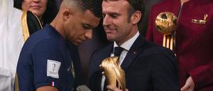 Kylian Mbappé und Frankreichs Staatspräsident bei der Siegerehrung nach dem WM-Finale
