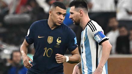 Frankreichs Kylian Mbappé (l.) und Argentiniens Lionel Messi