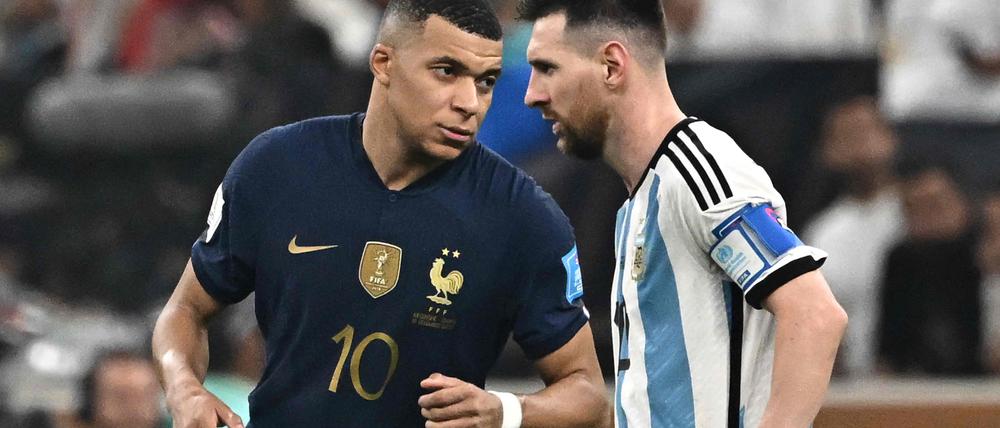 Frankreichs Kylian Mbappé (l.) und Argentiniens Lionel Messi