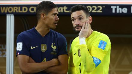 Frankreichs Kapitän Hugo Lloris (r.) neben Raphael Varane