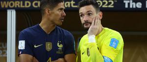 Frankreichs Kapitän Hugo Lloris (r.) neben Raphael Varane