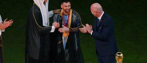 Argentiniens Superstar Lionel Messi neben Fifa-Präsident Gianni Infantino (r.) und Katars Emir Tamim bin Hamad Al Thani