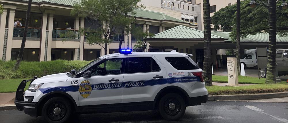 Dieses Bild zeigt das Äußere des Queen’s Medical Center in Honolulu, in das einige Patienten eingeliefert wurden, die durch die Turbulenzen auf einem Flug der Hawaiian Airlines von Phoenix nach Honolulu verletzt wurden.