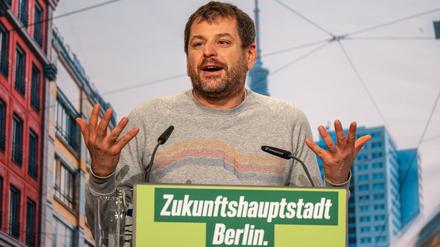 ARCHIV - 12.12.2021, Berlin: Werner Graf, Co-Landesvorsitzender der Berliner Grünen, spricht bei einem Parteitag von Bündnis 90/Die Grünen Berlin. (zu dpa: «Grüner Fraktionschef: Die Stadt gehört nicht der SPD») Foto: Monika Skolimowska/dpa-Zentralbild/dpa +++ dpa-Bildfunk +++