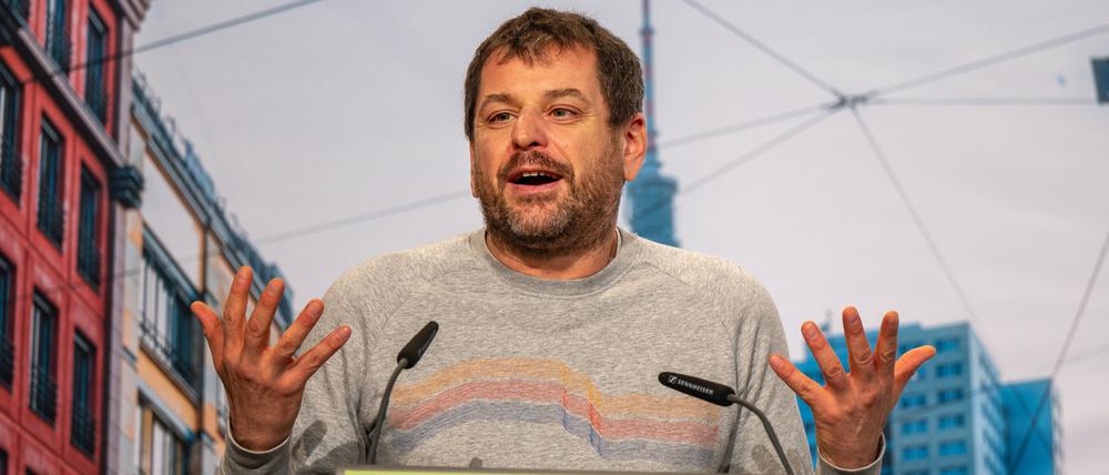 ARCHIV - 12.12.2021, Berlin: Werner Graf, Co-Landesvorsitzender der Berliner Grünen, spricht bei einem Parteitag von Bündnis 90/Die Grünen Berlin. (zu dpa: «Grüner Fraktionschef: Die Stadt gehört nicht der SPD») Foto: Monika Skolimowska/dpa-Zentralbild/dpa +++ dpa-Bildfunk +++