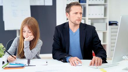 Mädchen wartet im Büro auf seinen Papa.