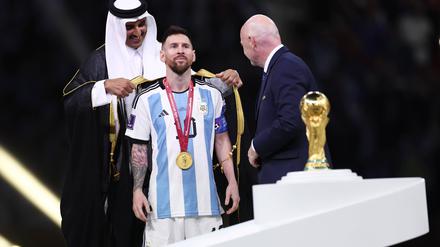 Lionel Messi bekam als Weltmeister zuletzt sogar einen Umhang übergestreift.