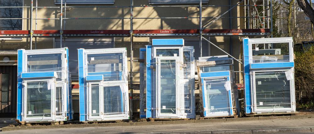 Energetische Sanierung von Wohnhäusern, älteres Mehrfamilienhaus ist eingerüstet, bekommt eine Wärmedämmung und neue Fenster, Deutschland