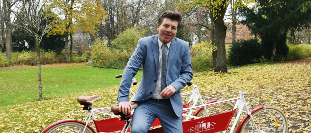 Hingucker auf vier Rädern. Auf Patrick Hesses Tandem sitzt man nicht hintereinander, sondern nebeneinander. Er erwarb das außergewöhnliche Gefährt zwei Monate vor Pandemiebeginn im Internet.