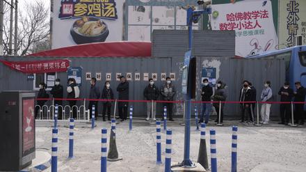 Einwohner in Peking stehen Mitte Dezember für Corona-Tests an. Eine Omikron-Variante hat die Infektionszahlen auf den Höchststand seit Ausbruch der Pandemie getrieben.