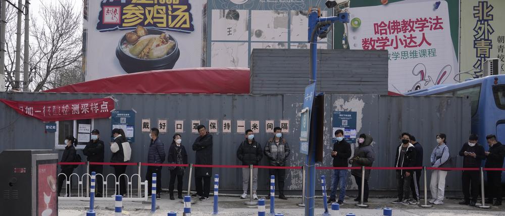 Einwohner in Peking stehen Mitte Dezember für Corona-Tests an. Eine Omikron-Variante hat die Infektionszahlen auf den Höchststand seit Ausbruch der Pandemie getrieben.