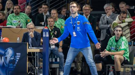 Fragen an der Seitenlinie. Jaron Siewert ist seit drei Jahren Trainer bei den Füchsen.