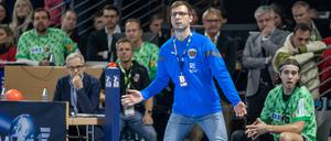 Fragen an der Seitenlinie. Jaron Siewert ist seit drei Jahren Trainer bei den Füchsen.
