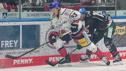 Leo Pföderl (l.) und die Eisbären konnten zum ersten Mal seit Anfang November wieder drei Punkte einfahren.
