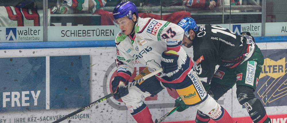 Leo Pföderl (l.) und die Eisbären konnten zum ersten Mal seit Anfang November wieder drei Punkte einfahren.