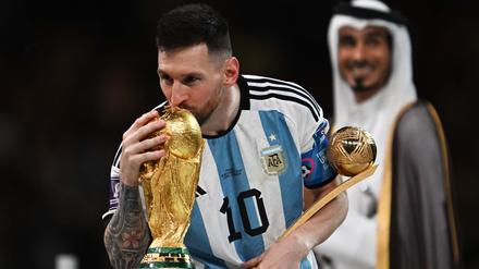 WM-Pokal und Goldener Ball: Argentiniens Superstar Lionel Messi räumte am Sonntag ab.