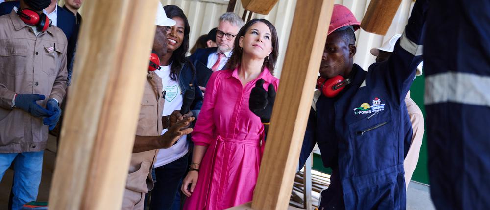 Außenministerin Annalena Baerbock besucht bei ihrer zweitägigen Reise nach Nigeria auch die Skills Academy der Bauindustrie.