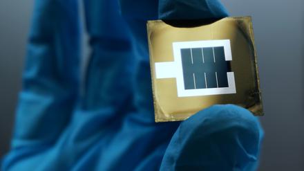 Für die neue Solarzelle wurde die Entwicklungsarbeit mehrerer Forschender kombiniert.