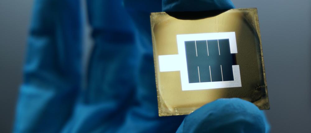 Für die neue Solarzelle wurde die Entwicklungsarbeit mehrerer Forschender kombiniert.