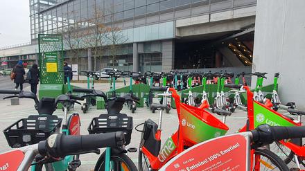 Roller und Scooter am Bahnhof Südkreuz