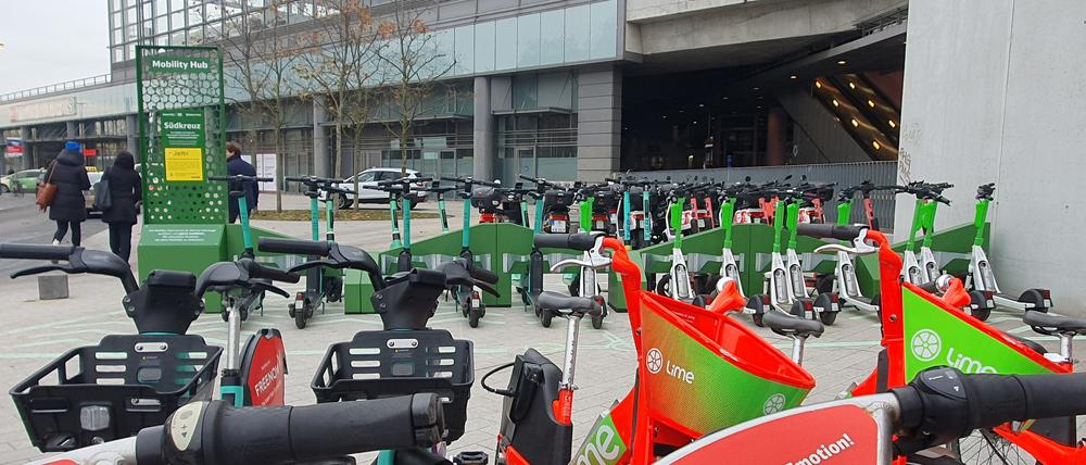 Roller und Scooter am Bahnhof Südkreuz