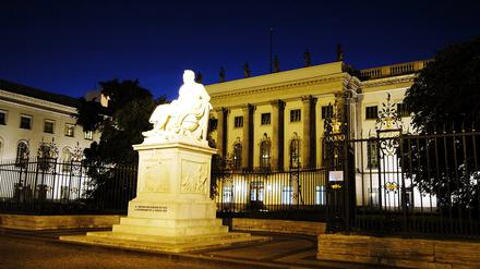 Alexander von Humboldt-Denkmal vor der Humboldt-Universität im nächtlichen Berlin, Gebäude, außen, Außenansicht , Restlichtaufnahme; 2004, Berlin, Universität, Universitäten, Uni, HU, Bildung, Skulptur, Skulpturen, Statue, Statuen, abends, Abend; , quer, Kbdig, Totale, Denkmäler, Deutschland, , Reisen, Europa