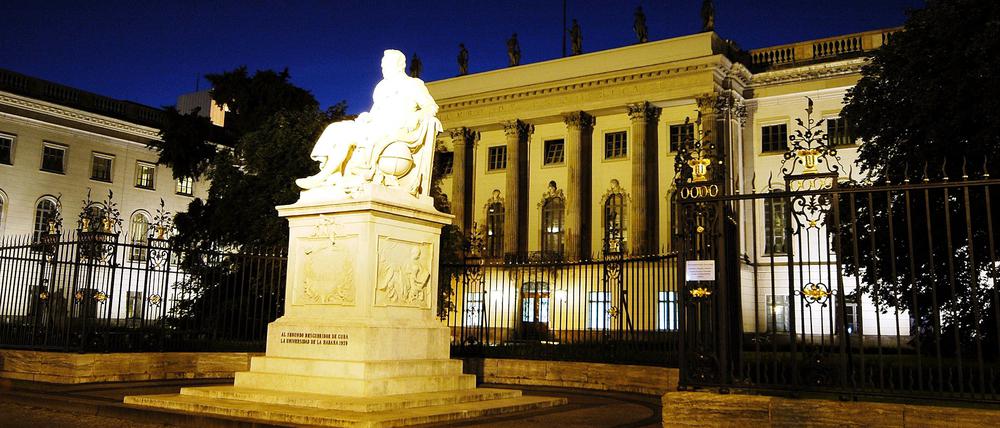 Alexander von Humboldt-Denkmal vor der Humboldt-Universität im nächtlichen Berlin, Gebäude, außen, Außenansicht , Restlichtaufnahme; 2004, Berlin, Universität, Universitäten, Uni, HU, Bildung, Skulptur, Skulpturen, Statue, Statuen, abends, Abend; , quer, Kbdig, Totale, Denkmäler, Deutschland, , Reisen, Europa