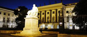 Alexander von Humboldt-Denkmal vor der Humboldt-Universität im nächtlichen Berlin, Gebäude, außen, Außenansicht , Restlichtaufnahme; 2004, Berlin, Universität, Universitäten, Uni, HU, Bildung, Skulptur, Skulpturen, Statue, Statuen, abends, Abend; , quer, Kbdig, Totale, Denkmäler, Deutschland, , Reisen, Europa