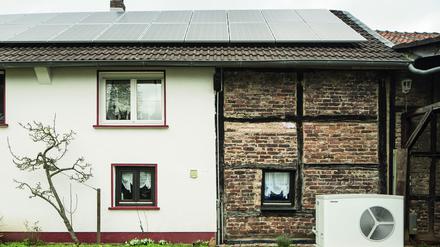 Wer Energie sparen will, kommt um die Heizungssanierung nicht herum: Eine Erdwärmepumpe garantiert sehr hohe Effizienz, ist jedoch nicht immer umsetzbar. Eine gute Alternative bei der Modernisierung ist dann eine Luft-Wasser-Wärmepumpe