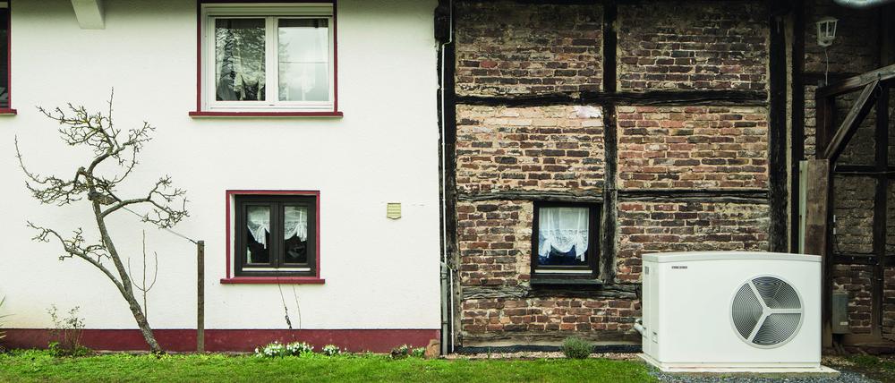 Wer Energie sparen will, kommt um die Heizungssanierung nicht herum: Eine Erdwärmepumpe garantiert sehr hohe Effizienz, ist jedoch nicht immer umsetzbar. Eine gute Alternative bei der Modernisierung ist dann eine Luft-Wasser-Wärmepumpe 