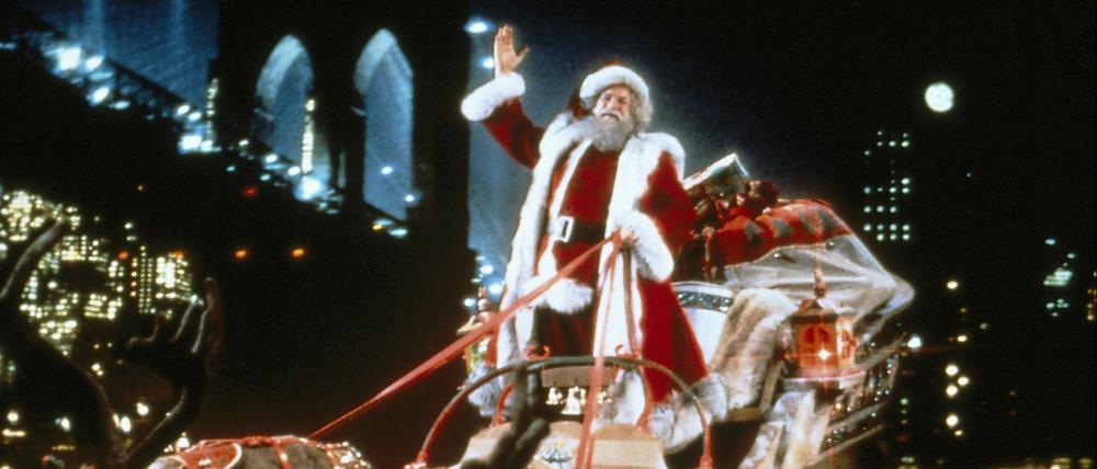Santa Claus (David Huddleston) macht mit seinem fliegenden Schlitten am Weihnachtsabend Überstunden.