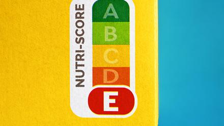 Der „Nutri-Score“, eine farbliche Nährwertkennzeichnung auf Lebensmittelpackungen, wird von Verbraucherschützern unterstützt. 