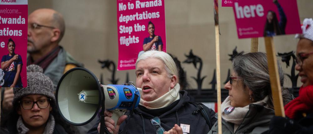 Aktivisten protestieren am Montag in London gegen die Entscheidung des Gerichts, Abschiebeflüge zu erlauben.