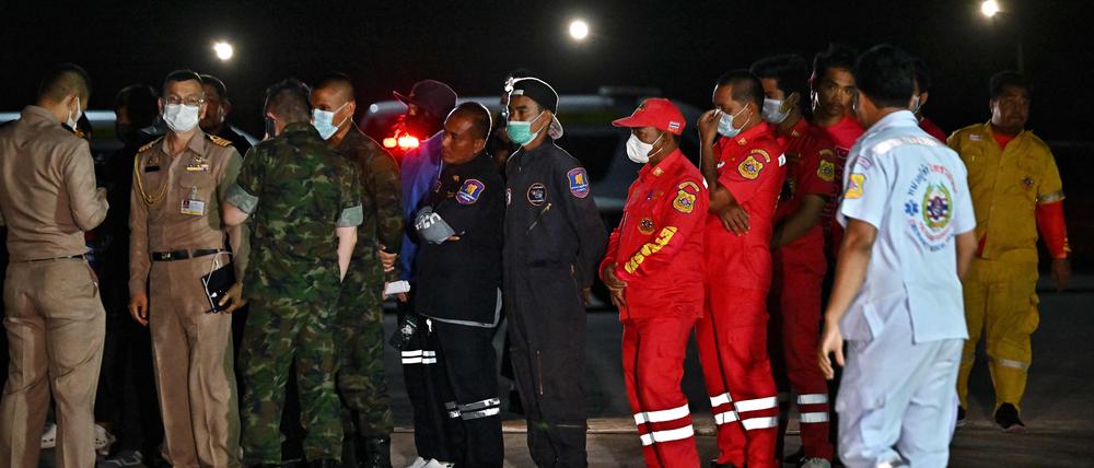 Rettungseinsatz nach dem Schiffunglück in Thailand.