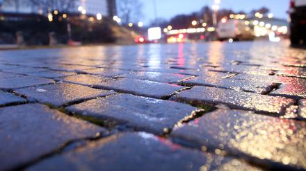 Ein Eispanzer liegt über dem noch nicht gestreuten Pflaster auf dem Vorplatz an den Landungsbrücken.