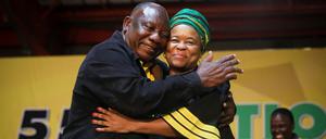 ANC-Präsident Cyril Ramaphosa nach seiner Wiederwahl mit der neu gewählten Schatzmeisterin Gwen Ramokgopa. 