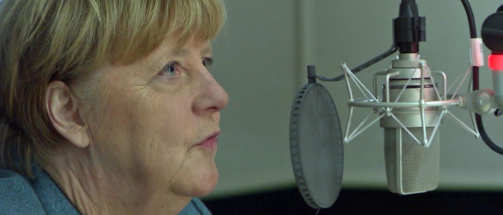 Das Standbild aus dem Videomaterial der Aufzeichnung des Podcast „Sprechen wir über Mord!?“ zeigt Ex-Bundeskanzlerin Angela Merkel (CDU) im Studio.