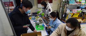 Kunden in einer Apotheke.