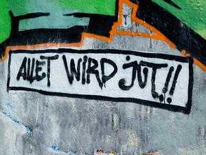 Schriftzug allet wird jut Schriftzug allet wird jut, 17.10.2022, Kreuzberg, Berlin, Auf einer Hauswand steht der Schriftzug allet wird jut. *** Writing allet wird jut Writing allet wird jut, 17 10 2022, Kreuzberg, Berlin, On a house wall is the writing allet wird jut