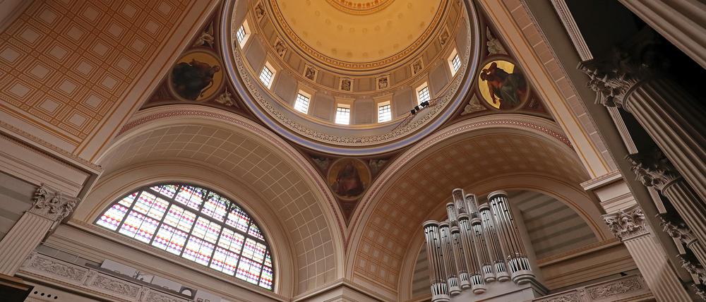 Potsdam, 28.09.2021 / Lokales / Coronakrise / Nikolaikirche, Orgel, Hauptorgel, Orgelspieler, Musik, Europisches Orgelfest 2021, Foto: Ottmar Winter PNN ACHTUNG: Foto ist ausschlie§lich fr redaktionelle Berichterstattung der PNN und des TGSP! Eine kommerzielle Nutzung, z.B. Werbung, ist ausgeschlossen. Die Weitergabe an nicht autorisierte Dritte, insbesondere eine weitergehende Vermarktung ber Bilddatenbanken, ist unzulssig.