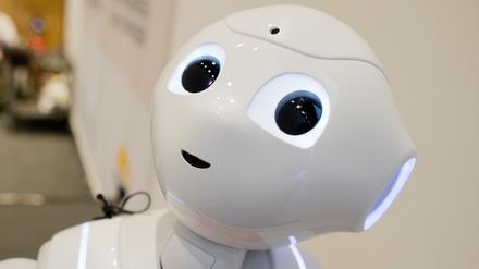 Roboter Pepper soll mit Musik und Pantomime Menschen in der Altenpflege unterhalten oder zu Bewegungsübungen anleiten.