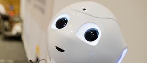 Roboter Pepper soll mit Musik und Pantomime Menschen in der Altenpflege unterhalten oder zu Bewegungsübungen anleiten.